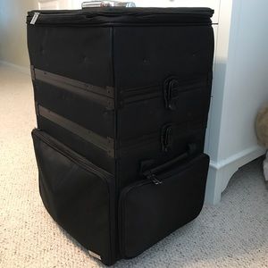 Large rolling makeup train case